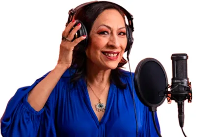 Actriz y comediante, Isabel Martiñón lleva más de 30 años ininterrumpidos dando voz a infinidad de personajes, como Naruto Uzumaki (Naruto/Naruto Shippuden); Ben 10 en la primer serie animada y en Ben 10: Omniverse; Gumball de El increíble mundo de Gumball; Dee Dee de El Laboratorio de Dexter; Carl Wheezer de Jimmy Neutrón; Marceline Abadeer de Hora de aventura; Bura en la franquicia de Dragon Ball; Otto de Rocket Power; Luis y a Greta de La Leyenda de las momias de Guanajuato; Rosa de La Pantera Rosa, y Matías de El Secreto del Medallón de Jade - Foto: Isabel Martiñón