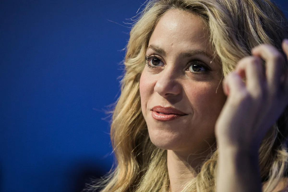 El equipo jurídico de Shakira emitió una declaración pública celebrando el dictamen del juzgado barcelonés, señalando que la resolución pone fin a una campaña de acoso mediático y fiscal que afectó gravemente la reputación de la artista - Foto: World Economic Forum