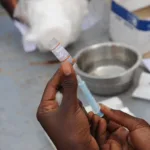 La Corte advirtió además que la negativa injustificada y reiterada a vacunar a un menor podría generar la intervención de las autoridades competentes - Foto: Path Global Health
