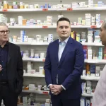 La dimisión de Streeting (centro) fue interpretada por analistas británicos como el primer gran desafío abierto contra Starmer (izquierda) desde que llegó al poder con la promesa de devolver estabilidad política al Reino Unido - Foto: Number 10