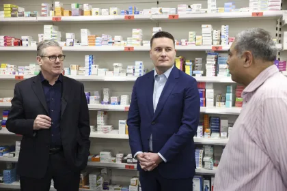 La dimisión de Streeting (centro) fue interpretada por analistas británicos como el primer gran desafío abierto contra Starmer (izquierda) desde que llegó al poder con la promesa de devolver estabilidad política al Reino Unido - Foto: Number 10