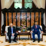 La prensa económica internacional destacó que la visita de Trump a China se desarrolló bajo un ambiente de tensa calma en los mercados bursátiles globales, los cuales reaccionaron con timidez ante la falta de avances estructurales en la eliminación definitiva de los gravámenes y barreras no arancelarias que continúan frenando el comercio de tecnologías de punta y microchips semiconductores - Foto: The White House