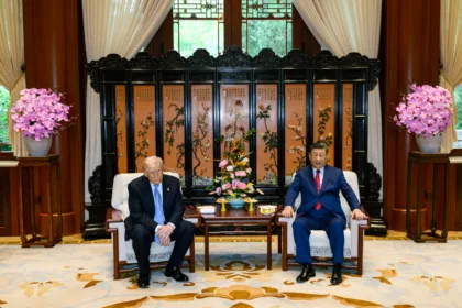 La prensa económica internacional destacó que la visita de Trump a China se desarrolló bajo un ambiente de tensa calma en los mercados bursátiles globales, los cuales reaccionaron con timidez ante la falta de avances estructurales en la eliminación definitiva de los gravámenes y barreras no arancelarias que continúan frenando el comercio de tecnologías de punta y microchips semiconductores - Foto: The White House