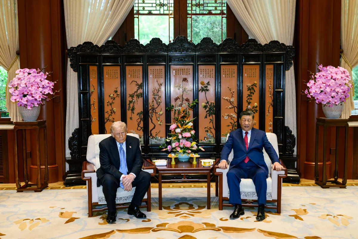La prensa económica internacional destacó que la visita de Trump a China se desarrolló bajo un ambiente de tensa calma en los mercados bursátiles globales, los cuales reaccionaron con timidez ante la falta de avances estructurales en la eliminación definitiva de los gravámenes y barreras no arancelarias que continúan frenando el comercio de tecnologías de punta y microchips semiconductores - Foto: The White House