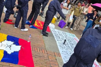 La situación se agravó cuando los encapuchados lanzaron amenazas relacionadas con la posible activación de artefactos explosivos artesanales dentro del campus. Ante el riesgo para la integridad de la comunidad académica, las directivas de la institución ordenaron una evacuación preventiva de las instalaciones ubicadas sobre la carrera 30 - Foto: Redes Sociales