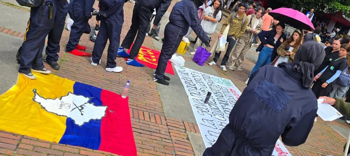 La situación se agravó cuando los encapuchados lanzaron amenazas relacionadas con la posible activación de artefactos explosivos artesanales dentro del campus. Ante el riesgo para la integridad de la comunidad académica, las directivas de la institución ordenaron una evacuación preventiva de las instalaciones ubicadas sobre la carrera 30 - Foto: Redes Sociales