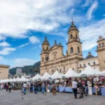 Cerca de 200 productores y transformadores de alimentos participarán en esta edición especial del mercado. Los asistentes tendrán la oportunidad de conocer productos provenientes de la Bogotá rural y de regiones tan diversas como la Amazonía, el Caribe, el Pacífico, la Orinoquía y la zona Andina, reflejando la enorme diversidad geográfica y cultural que caracteriza a Colombia - Foto: Alcaldía de Bogotá