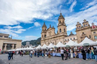 Cerca de 200 productores y transformadores de alimentos participarán en esta edición especial del mercado. Los asistentes tendrán la oportunidad de conocer productos provenientes de la Bogotá rural y de regiones tan diversas como la Amazonía, el Caribe, el Pacífico, la Orinoquía y la zona Andina, reflejando la enorme diversidad geográfica y cultural que caracteriza a Colombia - Foto: Alcaldía de Bogotá