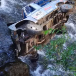 Los tres menores de edad y el auxiliar del servicio lograron ser rescatados con vida del agua. Las ambulancias trasladaron a los niños hacia las clínicas asistenciales del sur de la capital vallecaucana - Foto: Secretaría de Movilidad de Cali