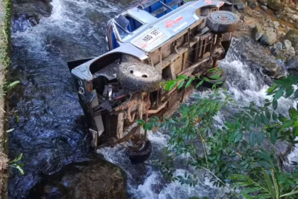 Los tres menores de edad y el auxiliar del servicio lograron ser rescatados con vida del agua. Las ambulancias trasladaron a los niños hacia las clínicas asistenciales del sur de la capital vallecaucana - Foto: Secretaría de Movilidad de Cali