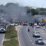 Como medida de presión, varios sectores de la comunidad bloquearon importantes vías intermunicipales, generando afectaciones en la movilidad y provocando retrasos en el transporte de mercancías con destino a Barranquilla - Foto: Redes Sociales