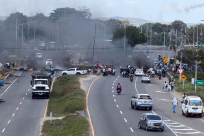 Como medida de presión, varios sectores de la comunidad bloquearon importantes vías intermunicipales, generando afectaciones en la movilidad y provocando retrasos en el transporte de mercancías con destino a Barranquilla - Foto: Redes Sociales