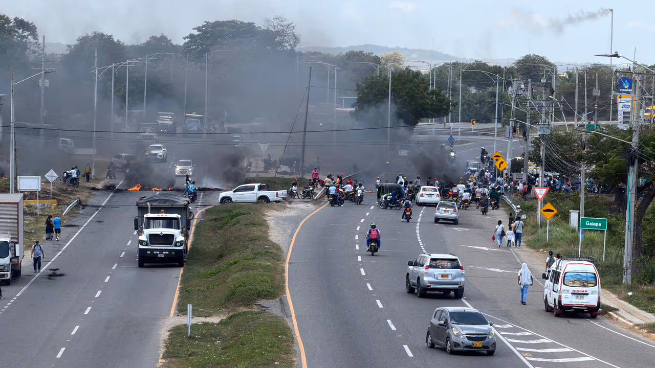 Como medida de presión, varios sectores de la comunidad bloquearon importantes vías intermunicipales, generando afectaciones en la movilidad y provocando retrasos en el transporte de mercancías con destino a Barranquilla - Foto: Redes Sociales