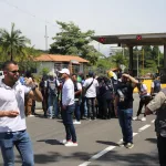 Durante la jornada se registraron momentos de tensión entre manifestantes y algunos conductores afectados por los cierres intermitentes. Sin embargo, las autoridades informaron que la situación fue manejada sin mayores alteraciones de orden público - Foto: X/@osoriosantiago