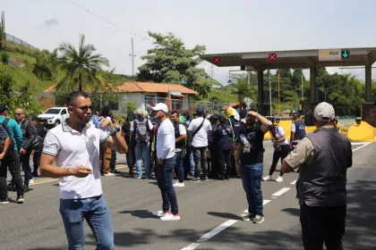 Durante la jornada se registraron momentos de tensión entre manifestantes y algunos conductores afectados por los cierres intermitentes. Sin embargo, las autoridades informaron que la situación fue manejada sin mayores alteraciones de orden público - Foto: X/@osoriosantiago