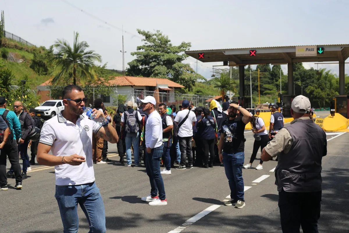 Durante la jornada se registraron momentos de tensión entre manifestantes y algunos conductores afectados por los cierres intermitentes. Sin embargo, las autoridades informaron que la situación fue manejada sin mayores alteraciones de orden público - Foto: X/@osoriosantiago