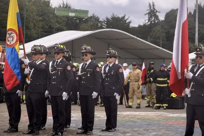 La conmemoración continuó hoy en la Plaza de Eventos del Parque Simón Bolívar, donde se llevó a cabo una parada protocolaria con participación de más de 100 integrantes del cuerpo uniformado - Foto: Bomberos Oficiales de Bogotá