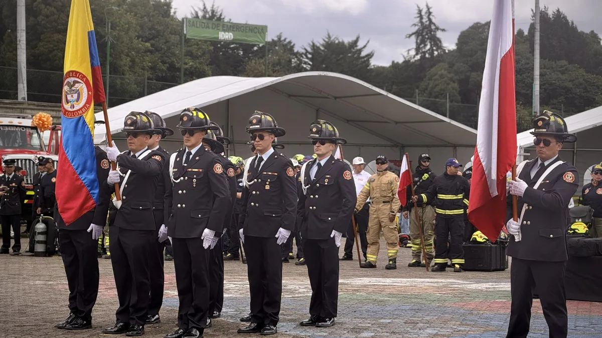 La conmemoración continuó hoy en la Plaza de Eventos del Parque Simón Bolívar, donde se llevó a cabo una parada protocolaria con participación de más de 100 integrantes del cuerpo uniformado - Foto: Bomberos Oficiales de Bogotá