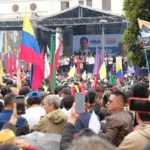 En el sur del país, el candidato del Pacto Histórico, Iván Cepeda, eligió la emblemática e histórica Plaza de Nariño de la ciudad de Pasto para escenificar su gran cierre regional de campaña. Ante una multitud fervorosa que ondeaba banderas multicolores y pancartas con consignas alusivas al cambio social - Foto: X/@IvanCepedaCast