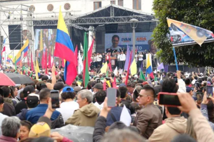 En el sur del país, el candidato del Pacto Histórico, Iván Cepeda, eligió la emblemática e histórica Plaza de Nariño de la ciudad de Pasto para escenificar su gran cierre regional de campaña. Ante una multitud fervorosa que ondeaba banderas multicolores y pancartas con consignas alusivas al cambio social - Foto: X/@IvanCepedaCast