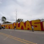 La acción artística, generó malestar en el expresidente y sus seguidores que acompañados de la Policía Nacional borraron el mural mientras eran custodiados por la autoridad - Foto: X