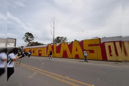 La acción artística, generó malestar en el expresidente y sus seguidores que acompañados de la Policía Nacional borraron el mural mientras eran custodiados por la autoridad - Foto: X