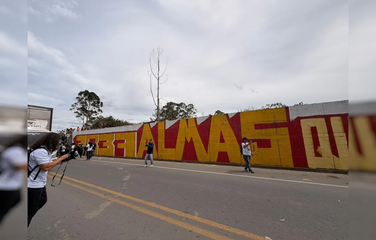 La acción artística, generó malestar en el expresidente y sus seguidores que acompañados de la Policía Nacional borraron el mural mientras eran custodiados por la autoridad - Foto: X