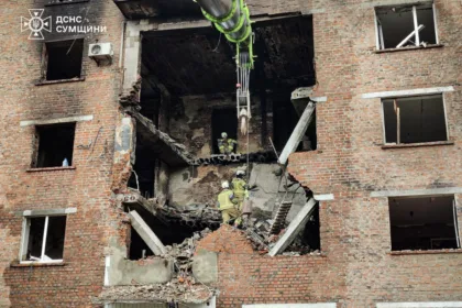 En el flanco norte, se han reportado incursiones y combates de menor escala en la región fronteriza de Sumy, lo que mantiene en alerta a los comandos tácticos de ambos bandos ante el riesgo de una nueva apertura de frentes terrestres - Foto: Euromaidan Press