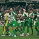Ante una multitud que colmó las tribunas del estadio Atanasio Girardot, el equipo antioqueño mostró un planteamiento táctico equilibrado y una destacada capacidad ofensiva. Los goles llegaron en instantes clave del compromiso, permitiendo que los locales administraran la ventaja y controlaran el desarrollo del juego frente a un rival que intentó reaccionar sin éxito - Foto: X/@nacionaloficial