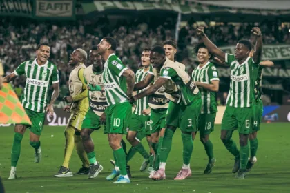 Ante una multitud que colmó las tribunas del estadio Atanasio Girardot, el equipo antioqueño mostró un planteamiento táctico equilibrado y una destacada capacidad ofensiva. Los goles llegaron en instantes clave del compromiso, permitiendo que los locales administraran la ventaja y controlaran el desarrollo del juego frente a un rival que intentó reaccionar sin éxito - Foto: X/@nacionaloficial