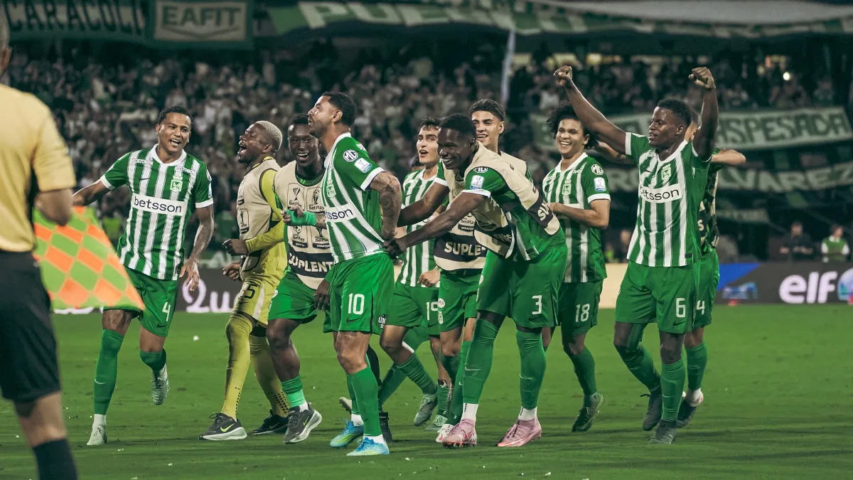 Ante una multitud que colmó las tribunas del estadio Atanasio Girardot, el equipo antioqueño mostró un planteamiento táctico equilibrado y una destacada capacidad ofensiva. Los goles llegaron en instantes clave del compromiso, permitiendo que los locales administraran la ventaja y controlaran el desarrollo del juego frente a un rival que intentó reaccionar sin éxito - Foto: X/@nacionaloficial