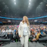 Por su parte, Paloma Valencia realizó su acto de cierre en el Movistar Arena de Bogotá, acompañada por miles de simpatizantes. La candidata del Centro Democrático aprovechó la ocasión para cuestionar la gestión del Gobierno nacional y convocó a sus seguidores a participar activamente en las elecciones como mecanismo de defensa de las instituciones democráticas - Foto: X/@PalomaValenciaL