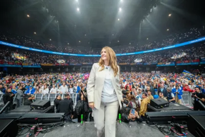 Por su parte, Paloma Valencia realizó su acto de cierre en el Movistar Arena de Bogotá, acompañada por miles de simpatizantes. La candidata del Centro Democrático aprovechó la ocasión para cuestionar la gestión del Gobierno nacional y convocó a sus seguidores a participar activamente en las elecciones como mecanismo de defensa de las instituciones democráticas - Foto: X/@PalomaValenciaL