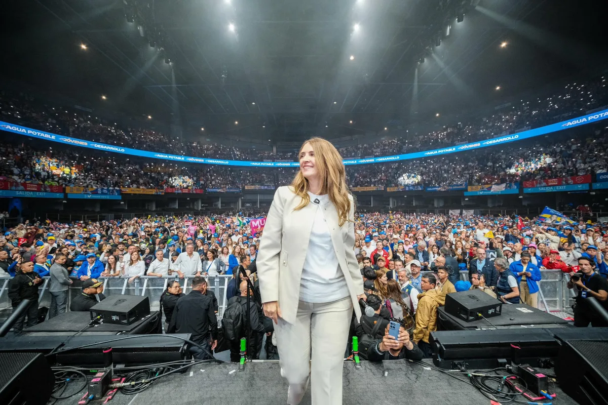 Por su parte, Paloma Valencia realizó su acto de cierre en el Movistar Arena de Bogotá, acompañada por miles de simpatizantes. La candidata del Centro Democrático aprovechó la ocasión para cuestionar la gestión del Gobierno nacional y convocó a sus seguidores a participar activamente en las elecciones como mecanismo de defensa de las instituciones democráticas - Foto: X/@PalomaValenciaL