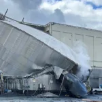 La explosión causó daños materiales de enorme magnitud dentro del complejo industrial. Diversas estructuras metálicas de almacenamiento quedaron destruidas o seriamente afectadas, generando un panorama de devastación que complicó las labores iniciales de rescate y evaluación de riesgos - Foto: City of Longview
