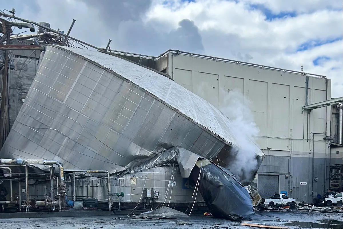 La explosión causó daños materiales de enorme magnitud dentro del complejo industrial. Diversas estructuras metálicas de almacenamiento quedaron destruidas o seriamente afectadas, generando un panorama de devastación que complicó las labores iniciales de rescate y evaluación de riesgos - Foto: City of Longview