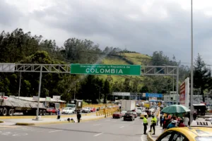 En municipios fronterizos como Cúcuta, Ipiales y otros centros estratégicos del país, las autoridades reportaron un ambiente de normalidad durante las primeras horas de aplicación de la medida. Sin embargo, el cierre temporal provocó la suspensión de parte de las operaciones comerciales internacionales, afectando el movimiento habitual de carga y el intercambio de productos entre comunidades vecinas - Foto: Archivo/Ronald Cano