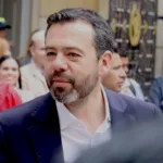 El alcalde Galán ratificó que la Policía Metropolitana mantendrá los dispositivos de control antimotines en las inmediaciones de los centros educativos públicos. El uso legítimo de la fuerza estatal se aplicará bajo el estricto cumplimiento de los protocolos de derechos humanos vigentes del país - Foto: Archivo/Ronald Cano