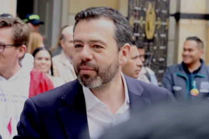 El alcalde Galán ratificó que la Policía Metropolitana mantendrá los dispositivos de control antimotines en las inmediaciones de los centros educativos públicos. El uso legítimo de la fuerza estatal se aplicará bajo el estricto cumplimiento de los protocolos de derechos humanos vigentes del país - Foto: Archivo/Ronald Cano