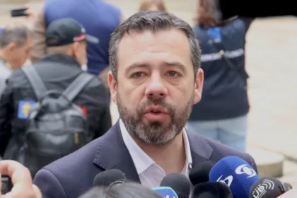 Galán argumentó que la estrategia de la "Paz Total" ha sido instrumentalizada por los grupos armados organizados para consolidar su control territorial y financiero mientras el Estado paraliza la acción de la fuerza pública - Foto: Archivo/Ronald Cano