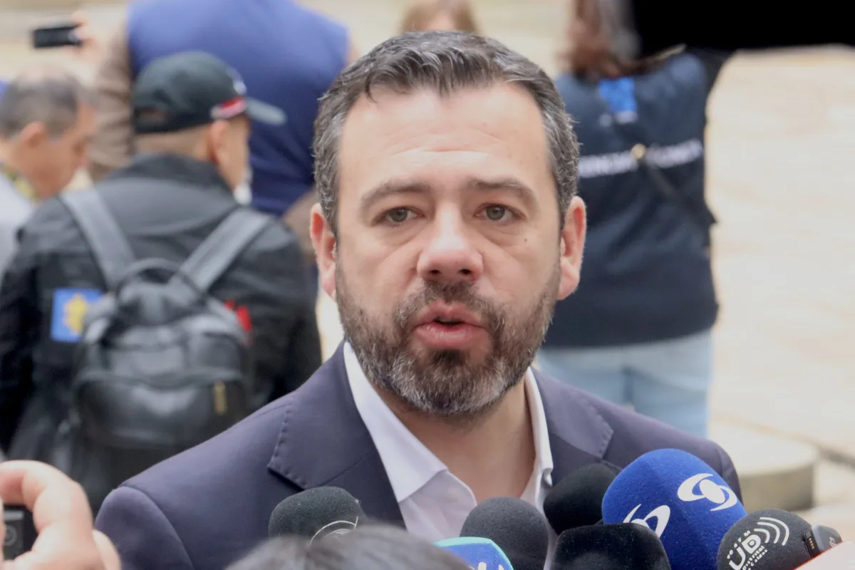 Galán argumentó que la estrategia de la "Paz Total" ha sido instrumentalizada por los grupos armados organizados para consolidar su control territorial y financiero mientras el Estado paraliza la acción de la fuerza pública - Foto: Archivo/Ronald Cano