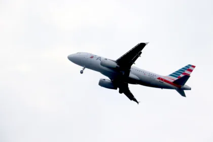 En respuesta, terminales aéreas como Nueva York, Miami, Atlanta y Chicago han habilitado pabellones especiales de bioseguridad. En estos puntos, los oficiales de sanidad portuaria emplean cámaras térmicas y pruebas diagnósticas rápidas para identificar posibles casos febriles entre los pasajeros - Foto: Archivo/Ronald Cano