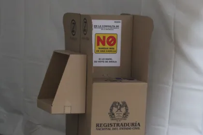 El debate sobre la ampliación de los puestos de votación continúa vigente entre los representantes de los colombianos en el exterior. Algunos sectores plantean alternativas como el voto por correo o el sufragio digital para futuras elecciones, aunque expertos de la Registraduría advierten sobre los riesgos de seguridad informática - Foto: Archivo/Ronald Cano