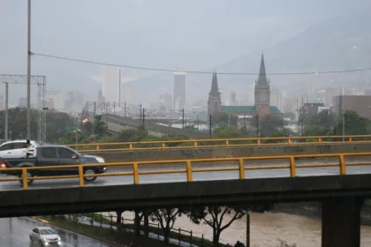 En las zonas urbanas de las grandes capitales como Bogotá, Medellín y Cali, los sistemas de emergencias distritales hicieron un llamado urgente a las empresas de acueducto y a la ciudadanía en general - Foto: Archivo/Ronald Cano