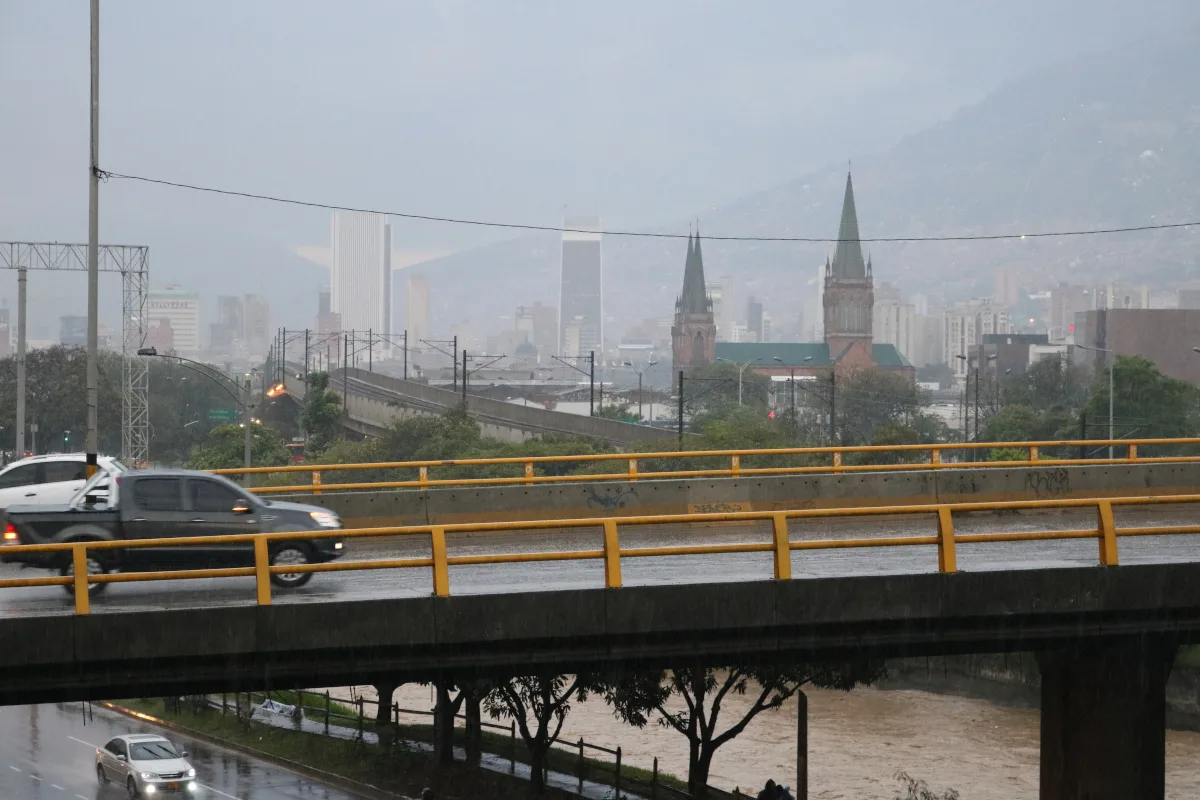 En las zonas urbanas de las grandes capitales como Bogotá, Medellín y Cali, los sistemas de emergencias distritales hicieron un llamado urgente a las empresas de acueducto y a la ciudadanía en general - Foto: Archivo/Ronald Cano