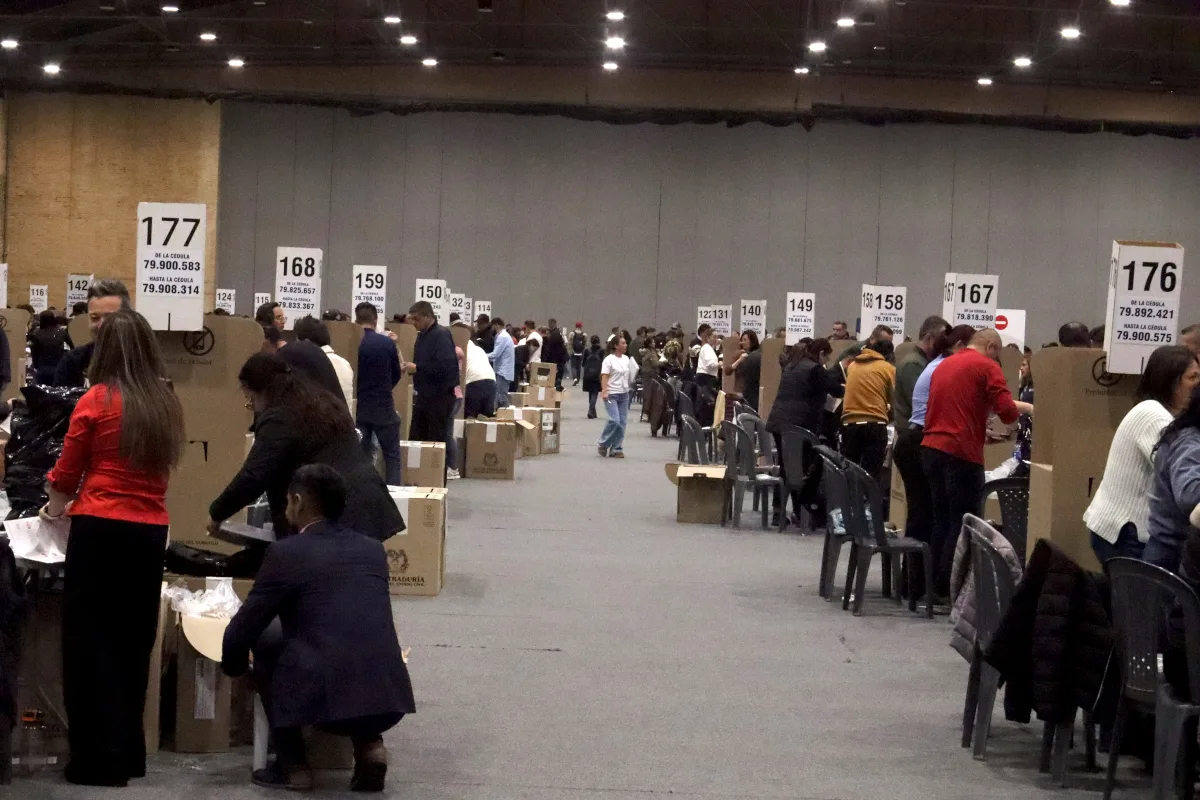 La modernización tecnológica del sistema electoral ha requerido importantes inversiones en infraestructura digital. Entre las mejoras implementadas se encuentran herramientas para la digitalización y procesamiento de formularios electorales, así como sistemas destinados a agilizar la consolidación de resultados provenientes de diferentes regiones del país - Foto: Archivo/Ronald Cano