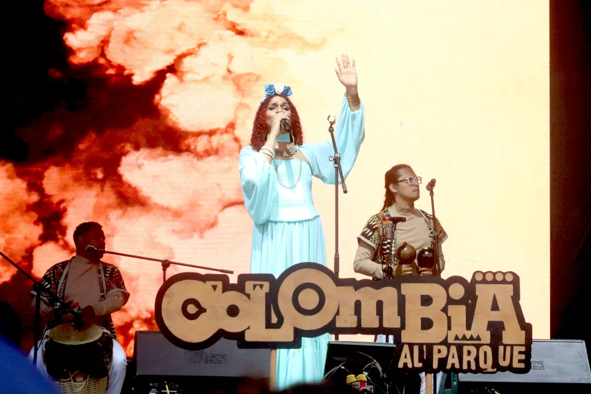 La jornada dominical también incluyó las presentaciones de Sincopa2, Killabeatmaker y La Morena del Chicamocha, quienes aportaron distintas miradas sobre las músicas tradicionales colombianas. Sus propuestas reafirmaron el carácter diverso e incluyente de esta edición del festival, que apostó por el diálogo entre tradición, innovación y nuevas formas de circulación cultural - Foto: La Morena del Chicamocha/Ronald Cano