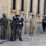 En las principales ciudades, como Bogotá, Medellín, Cali y Barranquilla, también fueron reforzados los esquemas de seguridad. Patrullas motorizadas y unidades especializadas realizarán controles permanentes en los alrededores de centros de votación, centros de cómputo y edificios estratégicos para prevenir posibles actos de sabotaje o alteraciones del orden público - Foto: Archivo/Ronald Cano