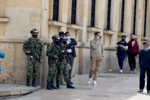 En las principales ciudades, como Bogotá, Medellín, Cali y Barranquilla, también fueron reforzados los esquemas de seguridad. Patrullas motorizadas y unidades especializadas realizarán controles permanentes en los alrededores de centros de votación, centros de cómputo y edificios estratégicos para prevenir posibles actos de sabotaje o alteraciones del orden público - Foto: Archivo/Ronald Cano