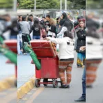 Durante el encuentro institucional se socializó un estudio socioeconómico detallado sobre las dinámicas de la informalidad en la capital. Los resultados evidenciaron que una proporción significativa de los vendedores informales corresponde a mujeres, lo que refuerza la necesidad de políticas públicas diferenciadas - Foto: Archivo/Ronald Cano